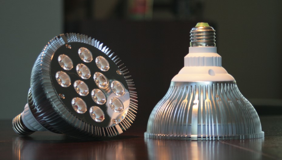 How to remove spotlight bulb