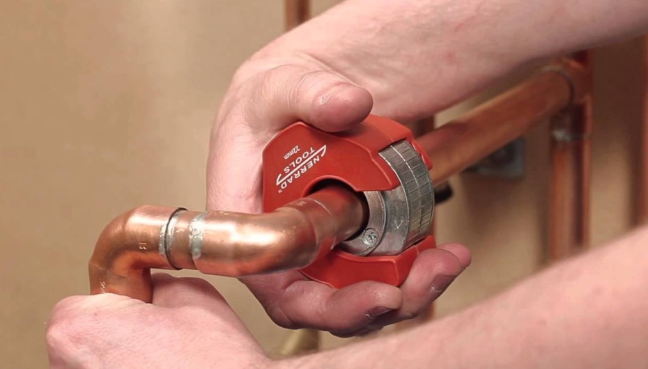 Cutting the copper pipe