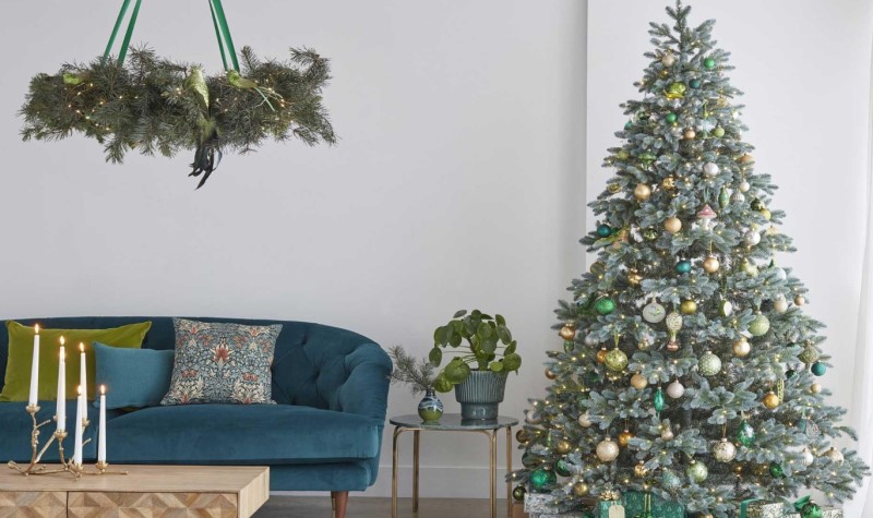 Cozy & Classic Christmas Tree