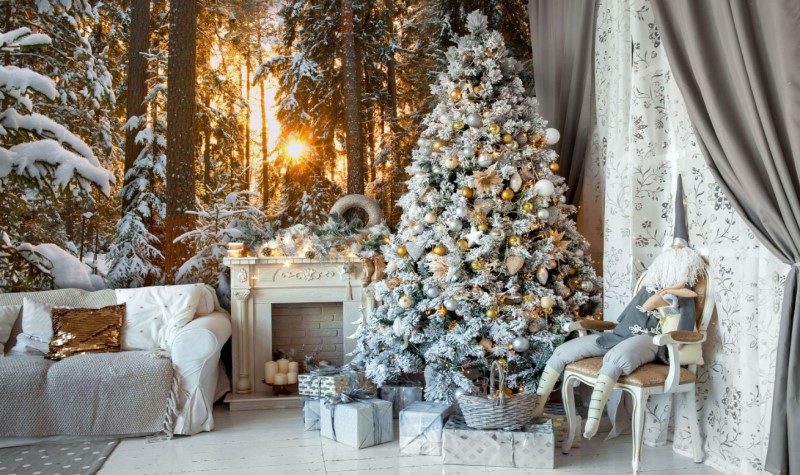 White and Silver Christmas Tree decorations ideas