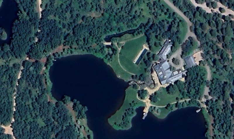 Impressive Amenities Of Stewart Resnick Vacation Home